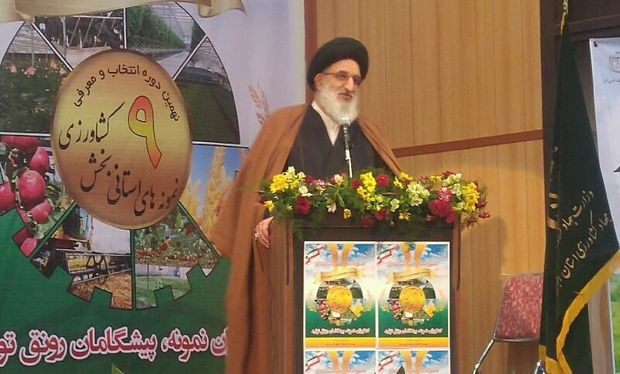 امام جمعه کرج: زکات چهره فقر را از جامعه اسلامی پاک می کند