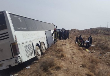 انحراف اتوبوس در نفت سفید 19 مصدوم برجای گذاشت