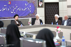 نشست صمیمانه اعضا هیات علمی پژوهشکده امام خمینی و انقلاب اسلامی با تولیت  معزز به مناسبت روز معلم