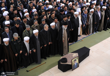 رهبر معظم انقلاب بر پیکر آیت الله هاشمی شاهرودی نماز اقامه کردند