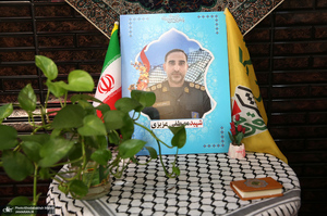 حضور سید احمد خمینی در منزل شهید مصطفی عزیزی در شهر بروجرد