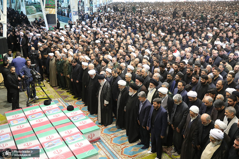 اقامه نماز رهبر معظم انقلاب بر پیکر رئیس جمهوری و یارانش