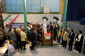 حضور سید محمد خاتمی در مرحله دوم انتخابات ریاست جمهوری چهاردهم