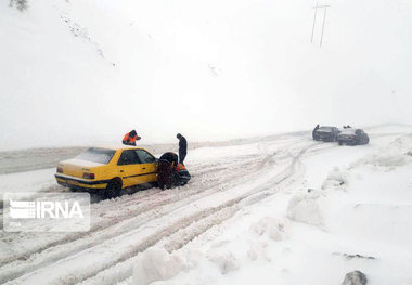 ۹۰ مسافر محور ایران‌خواه تکاب از محاصره برف نجات یافتند