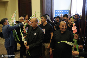 ادای احترام جمعی از موکب داران عراقی نسبت به مقام شامخ حضرت امام(س)