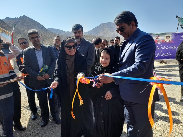 افتتاح تقاطع غیر همسطح بم - جیرفت با حضور وزیر راه و با دستان دختر دهبکردی؛ پایان یک انتظار ۱۵ ساله