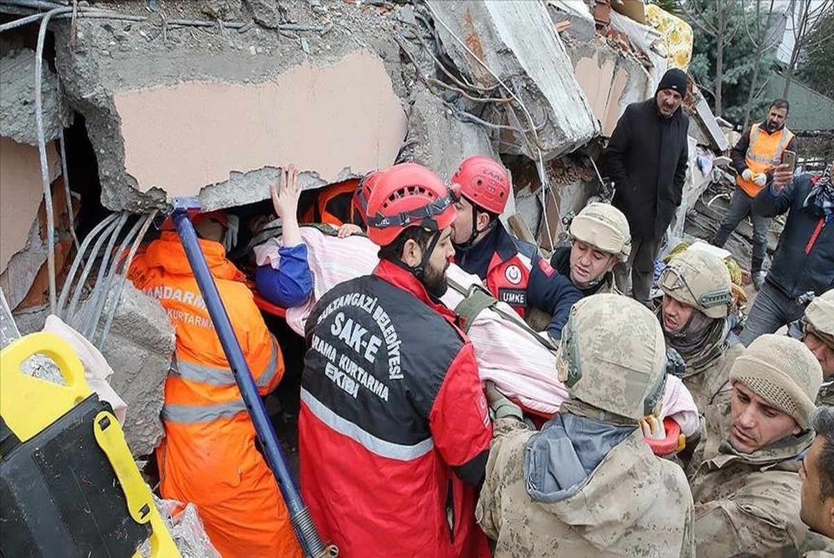 عکس| ستارگان فوتبال در حال کمک رسانی در زلزله ترکیه 