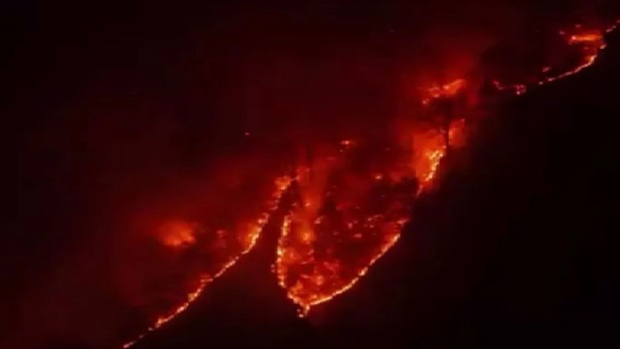 آتش‌سوزی ۲۰ روزه‌ی جنگل الیت؛ هواپیما‌های آب‌پاش ترکیه‌ای وارد ایران شدند/ ۵۰۰ نیرو و بالگرد‌ها برای نجات جنگل الیت بسیج شدند/ سازمان مدیریت بحران: آتش‌سوزی مهار شده؛ آنچه اکنون در منطقه مشاهده می‌شود، مربوط به برگ‌سوزی و کُنده‌سوزی‌های محدود است