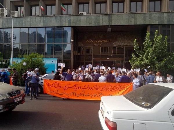 12 سال پیگیری مطالبات بازنشستگان مخابرات از شیراز تا تهران  مدیرعامل کارخانجات مخابراتی: شرمنده هستم، بانک‌ها همکاری نمی‌کنند
