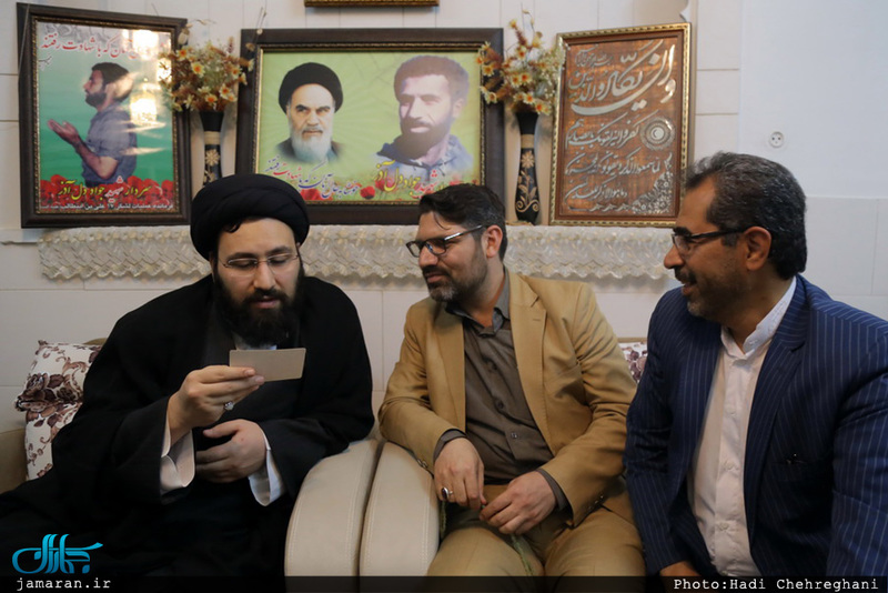 دیدار سید علی خمینی با خانواده شهیدان مهدی زین الدین و محمد جواد دل آذر