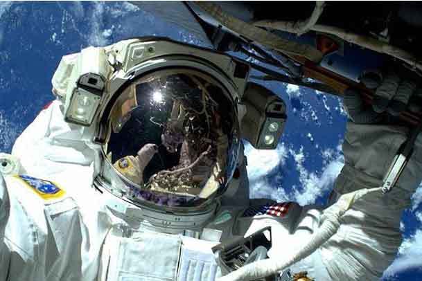 سلفی فضانوردان در یک پیاده روی فضایی+ تصاویر