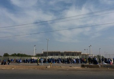 پیراهن‌های اهدایی شفر به تماشاگران و حضور کم هواداران خوزستانی+ تصاویر 