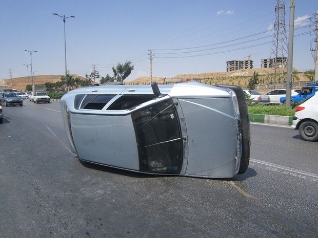 لغزندگی بزرگراه در شیراز  ۱۰ خودرو را در هم کوبید