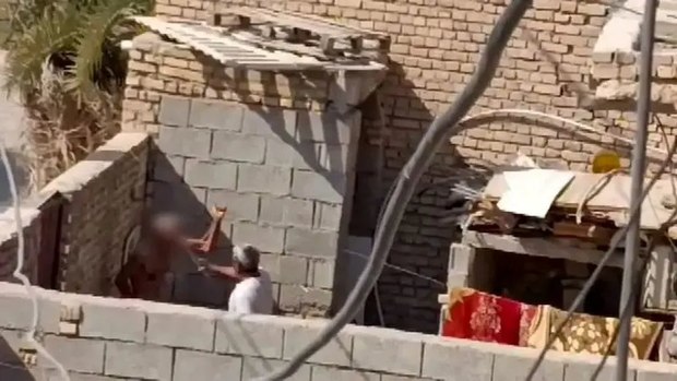 فردی که پدر پیر خود را در آبادان کتک می‌زد زندانی شد + عکس