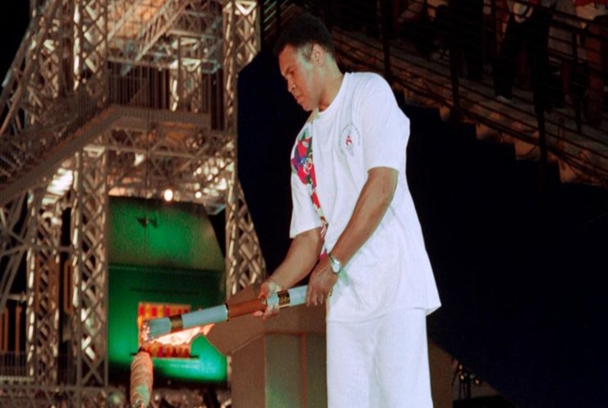 اهدای مشعل المپیکی که محمد علی کلی روشن کرد به IOC