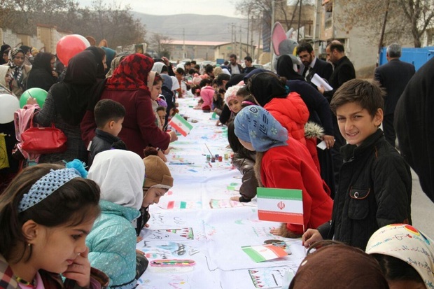 کودکان کرمانشاهی تاریخ انقلاب اسلامی را نقاشی کردند