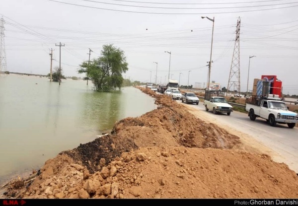 گزارش تصویری ورود سیلاب به خروجی جاده اهواز - آبادان در دو کیلومتری کوت عبدالله