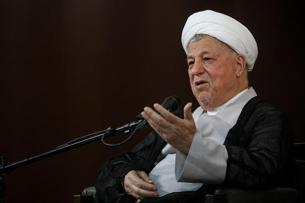 آیت الله هاشمی رفسنجانی: دستبوسی اگر برای تملق باشد و باعث غرور شود گناه بزرگی است/ این حق را برای خودم نمی دانم، بقیه خودشان می دانند