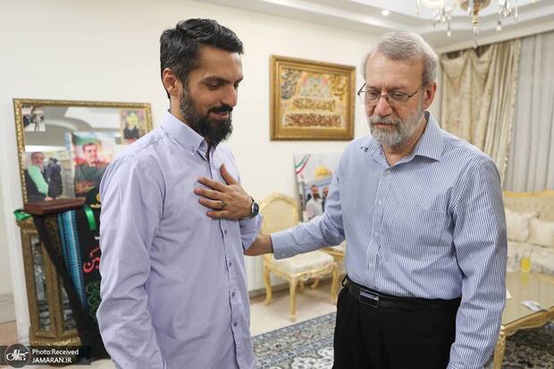 علی لاریجانی به دیدار خانواده‌ی شهید مهدی ربانی رفت + عکس ها