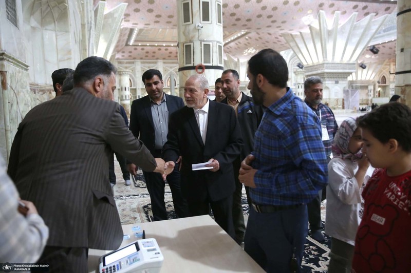 حضور سید رحیم صفوی در دور دوم انتخابات مجلس شورای اسلامی در حسینیه جماران