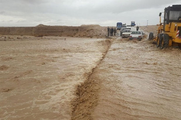 سرنشینان یک خودروی گرفتار شده در سیلاب باخرز نجات یافتند