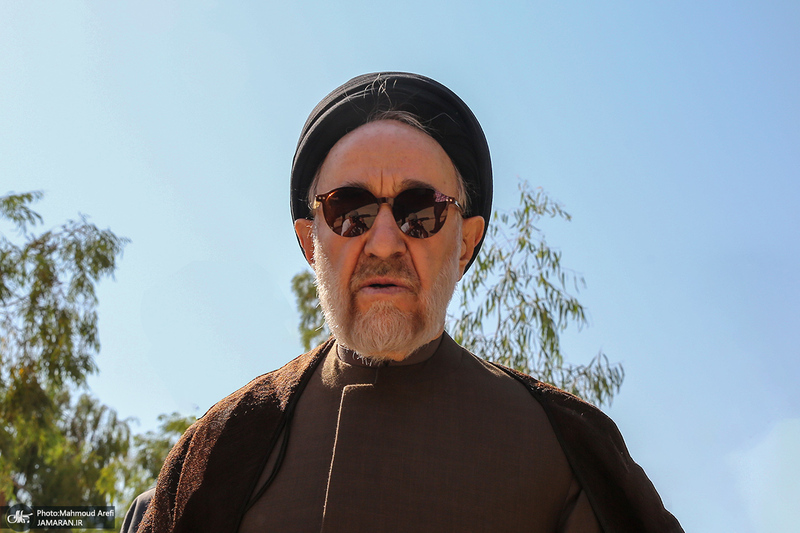 حضور سید محمد خاتمی بر مزار آیت الله سید روح الله خاتمی (ره)