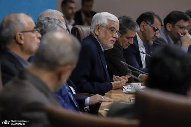 عارف: کشور به اصلاحات اقتصادی نیاز دارد/ صادرات به کشورهای همسایه در اولویت دولت قرار دارد/ نتیجه خوبی از توسعه روابط با کشورهای همسایه گرفته‌ایم/ اصلاحات اقتصادی بدون آسیب رساندن به اقشار ضعیف انجام شود