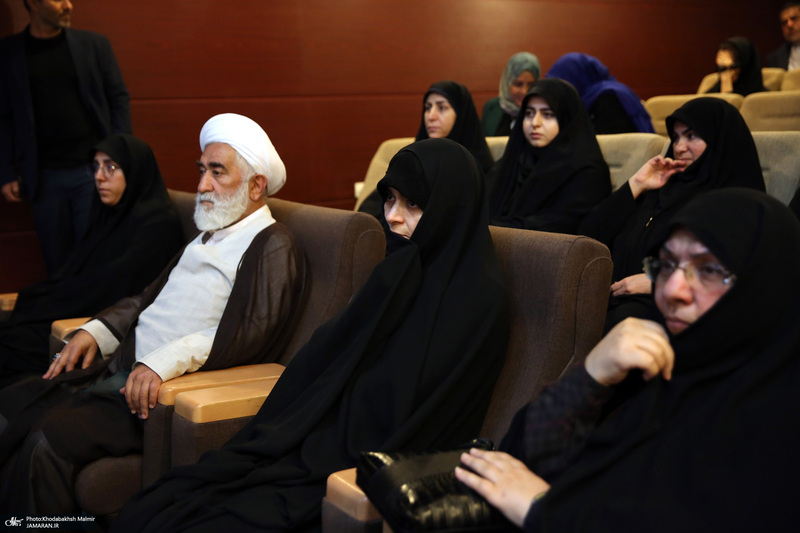 دیدار سرپرست و کارکنان وزارت خارجه باسید حسن خمینی در حرم مطهر امام خمینی (س)