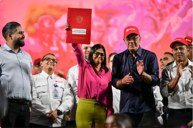 ونزوئلا به انحصار دولتی نفت پایان داد، واشنگتن تحریم‌ها را کاهش داد و حریم هوایی را بازگشایی کرد