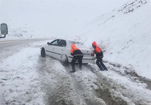 هشت گردشگر گرفتار در جاده برفگیر سالند دزفول نجات یافتند