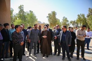 حضور سید محمد خاتمی بر مزار آیت الله سید روح الله خاتمی (ره)