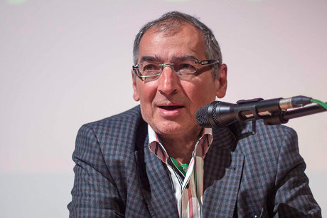 زیباکلام: اصولگرایان بدون احمدی نژاد قشون شکست خورده اند/ تمام قد از روحانی دفاع کنیم
