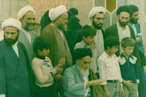 عکس منتشر نشده ای از امام در حال پاسخ به ابراز احساسات مردم