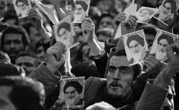نگاهی به مقاله توهین آمیز 17 دی ماه سال 56 روزنامه اطلاعات به امام خمینی