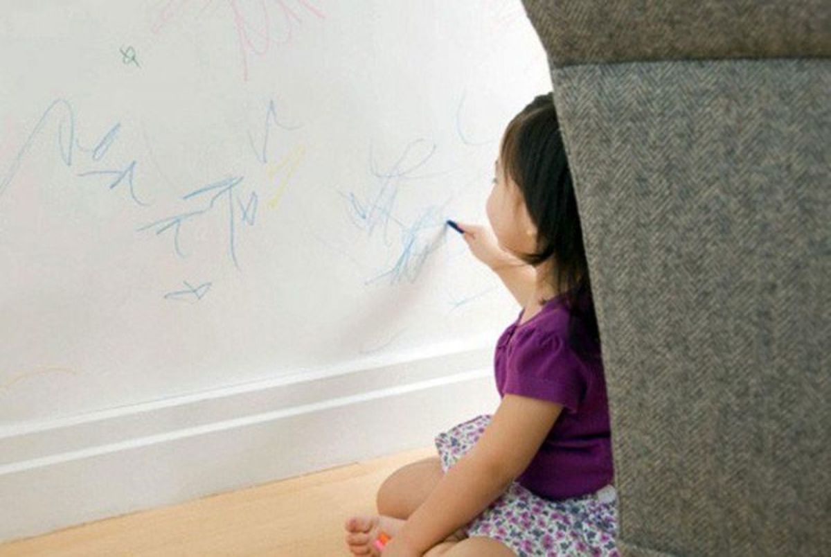 با نوشتن کودک روی دیوار، میز و صندلی چه کنیم؟