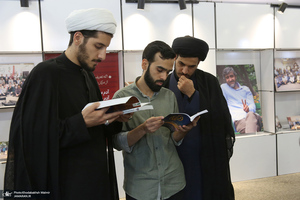 بازدید رئیس موسسه تنظیم و نشر آثار امام خمینی(س) از نمایشگاه خط خون