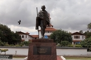 مجسمه گاندیِ «نژادپرست» پایین کشیده شد+ عکس
