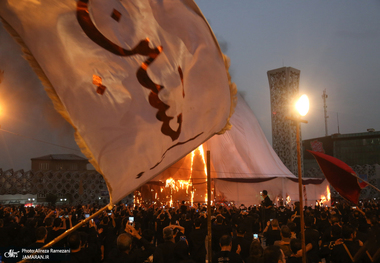 مراسم خیمه سوزان عصر عاشورا در میدان امام حسین (ع)