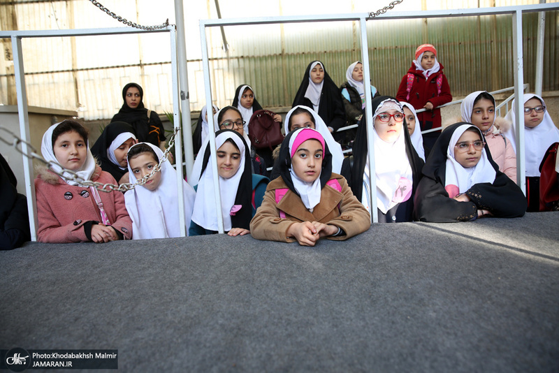 تجدید میثاق دانش آموزان و مردم با امام در حسینیه جماران