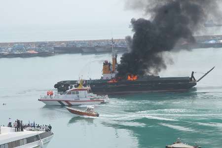 برگزاری مانور بزرگ اطفای حریق در دریا و خشکی در بندرلنگه هرمزگان