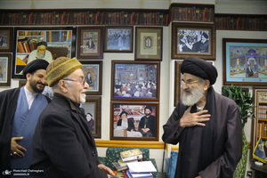 مراسم اهدای نسخه‌های خطی کتابخانه مرحوم آیت الله شاه آبادی به کتابخانه مرحوم آیت الله العظمی مرعشی نجفی