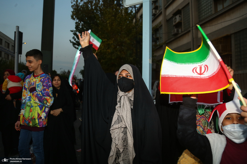 شادی مردم تهران پس از پیروزی تیم‌ ملی مقابل ولز