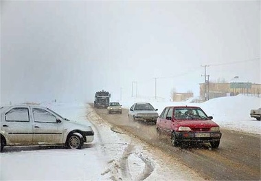 اکثر محور‌های استان برفی است، رانندگان احتیاط کنند