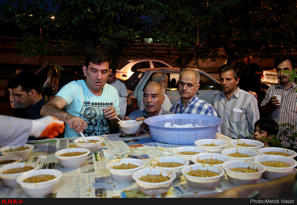 توزیع افطاری ساده در سطح شهر رشت