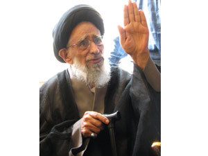 آیت الله  طاهری اصفهانی: کسانی که از حضرت امام(س)ضربه خوردند، بپاخاسته اند تا امام زدایی نمایند