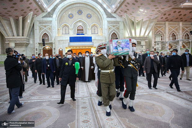 وداع با پیکر مطهر شهید محسن فخری زاده در حرم امام خمینی(س)