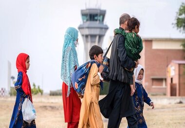 گزارشی میدانی از بازگشت مهاجران غیرمجاز افغانستانی/ بدرودِ تلخ در «دوغارون» وداع با وطن دوم در نقطه صفر مرزی/ رفتار نامناسب با اتباع دروغ بزرگ رسانه‌های بیگانه است