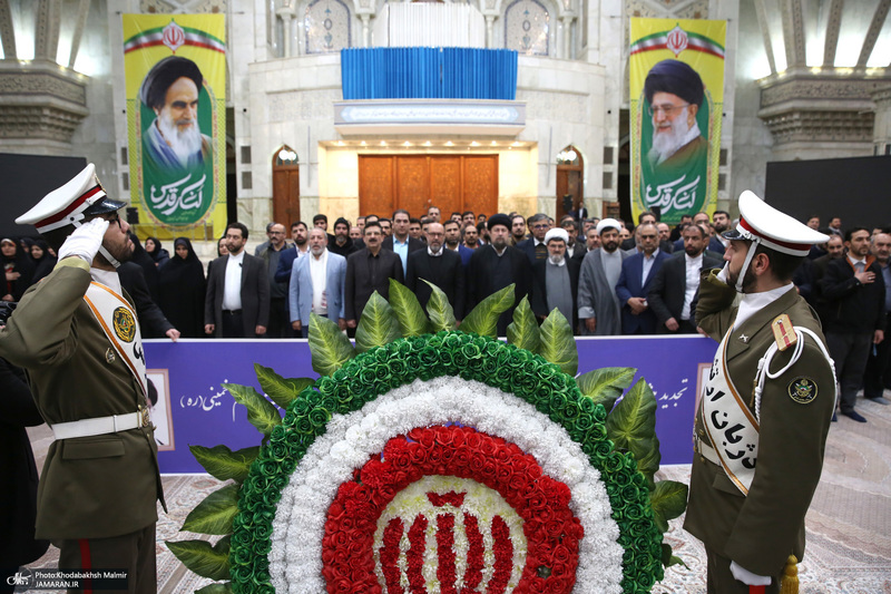 تجدیدمیثاق رئیس و جمعی از کارکنان بنیاد مستضعفان با امام راحل