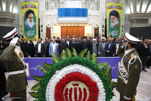 تجدیدمیثاق رئیس و جمعی از کارکنان بنیاد مستضعفان با امام راحل