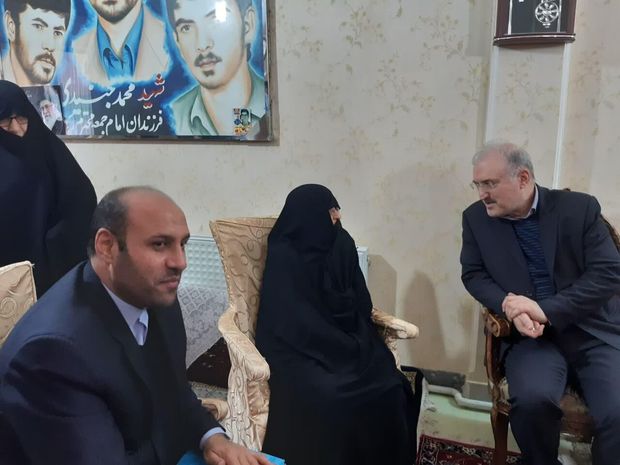 دیدار وزیر بهداشت و درمان با خانواده شهید جنیدی در پیشوا